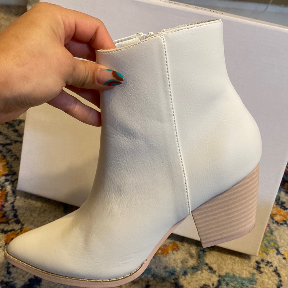 Lulus+ Matisse size 7 white/ivory ankle booties